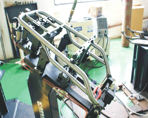 摩托車(chē)尾架機器人焊接